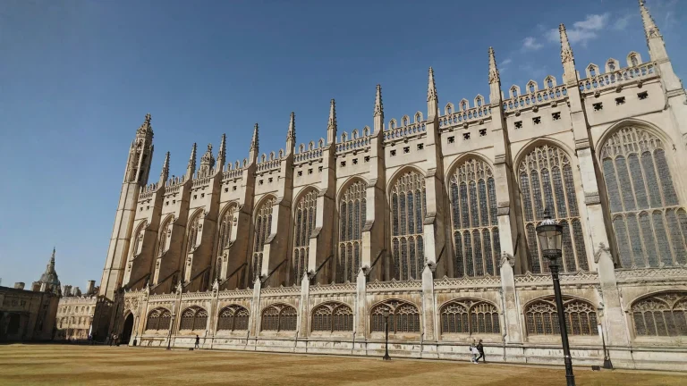 King's College Chapel di Cambridge: la storia nascosta nella riga dove la pietra cambia colore