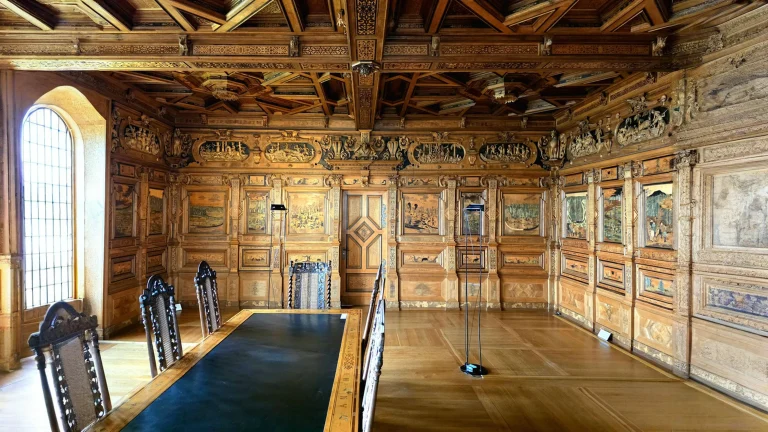 La sala intarsiata della Veste Coburg: la stanza senza un grammo di colore