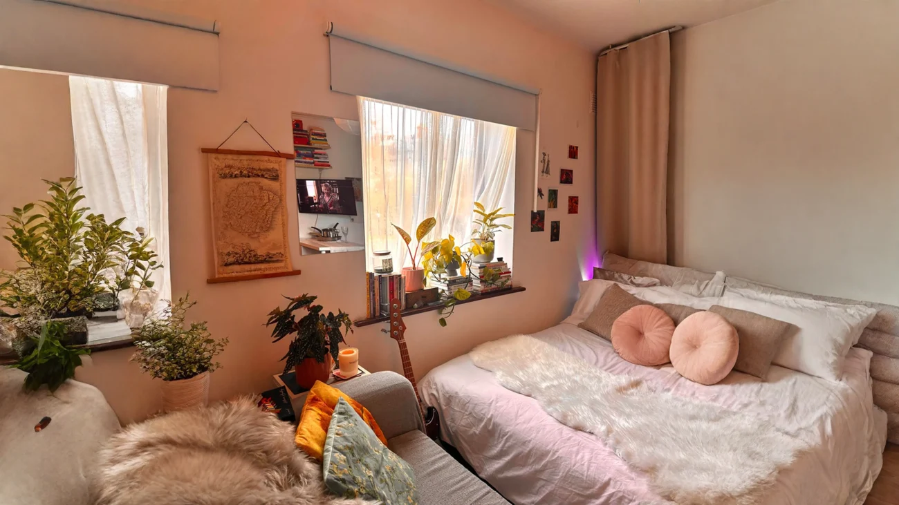 Letto a scomparsa in monolocale: la stanza che cambia mestiere due volte al giorno