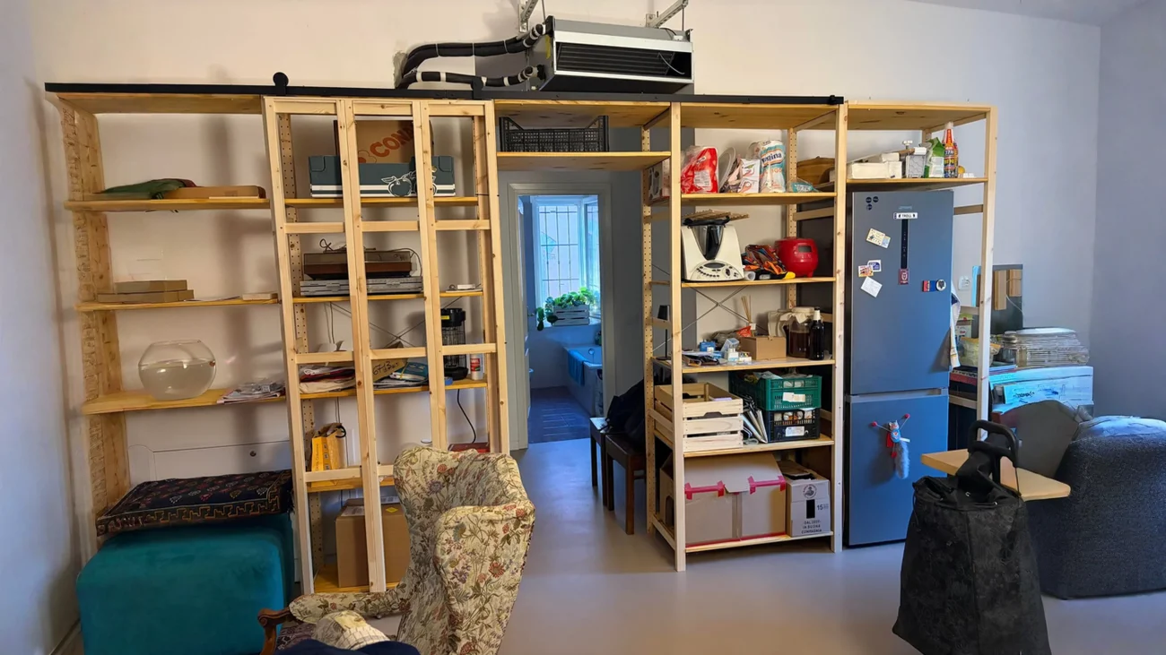Muro storto in tre punti: con IVAR la stanza si divide senza opere murarie e con una porta scorrevole