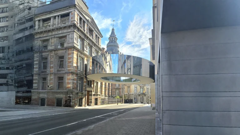 Passerella Tondo a Bruxelles: come 84 centimetri di dislivello sono diventati un anello di specchi