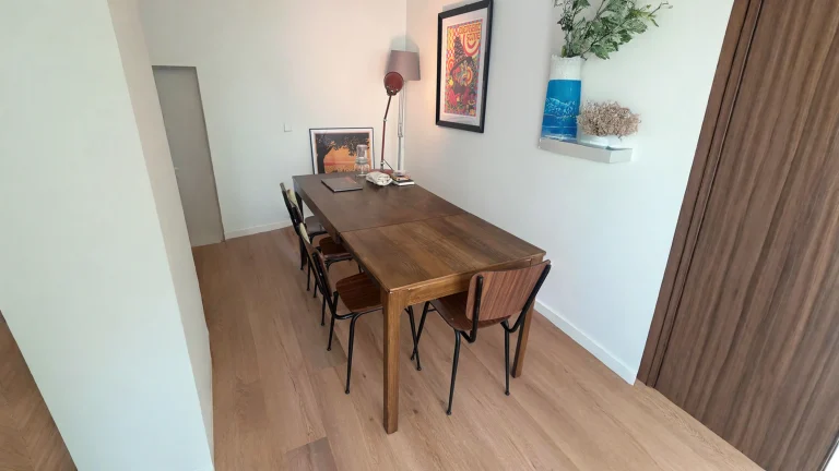 Restaurare un tavolo IKEA impiallacciato senza bucarlo: una giornata di lavoro e 40 euro