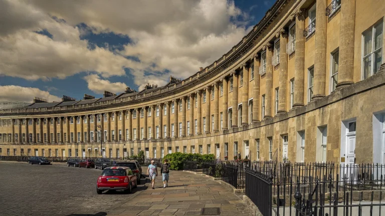 Royal Crescent di Bath: la facciata venduta a metri e la porta gialla che sfidò la città
