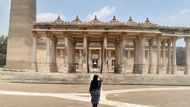 Sarkhej Roza ad Ahmedabad: l’architettura senza archi che raffresca senza macchine