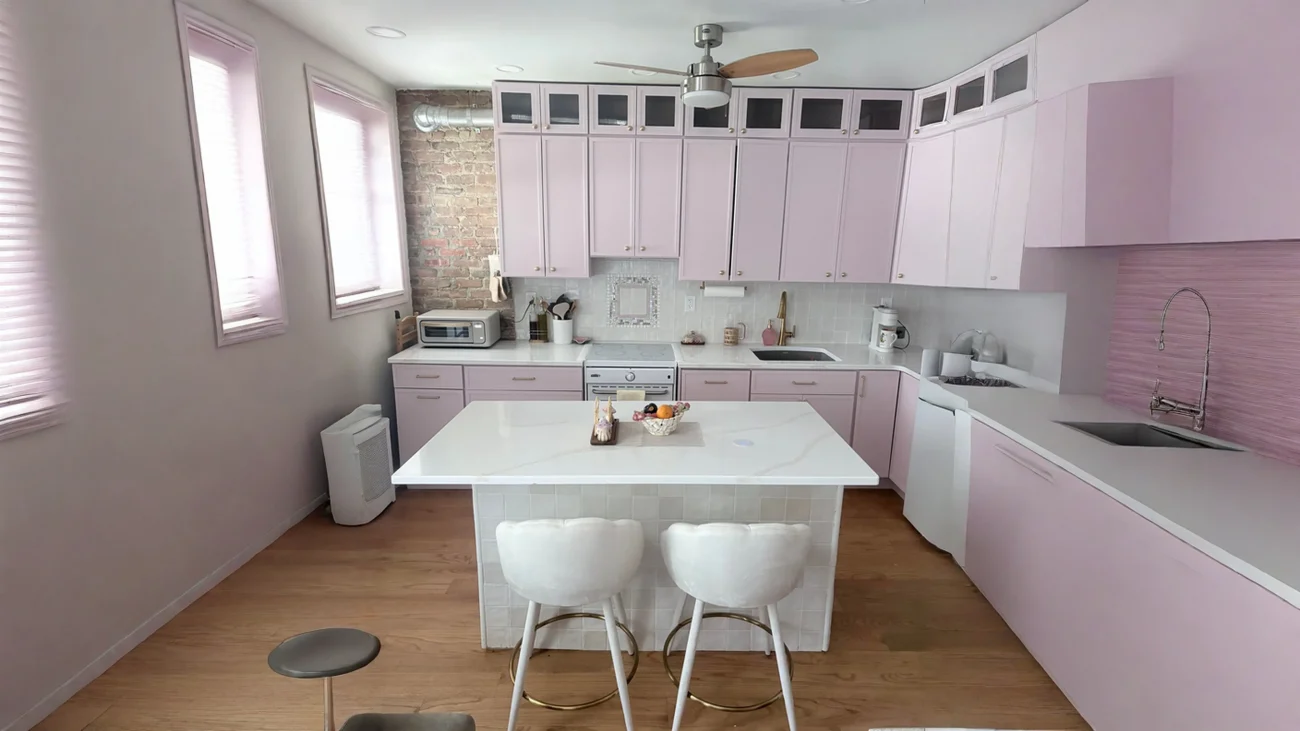 Scelte di arredo controcorrente: la cucina rosa che funziona e perché tecnicamente regge