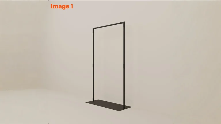 Spigoli vivi o angoli arrotondati nel design: la lezione di uno stender minimalista in tubo nero