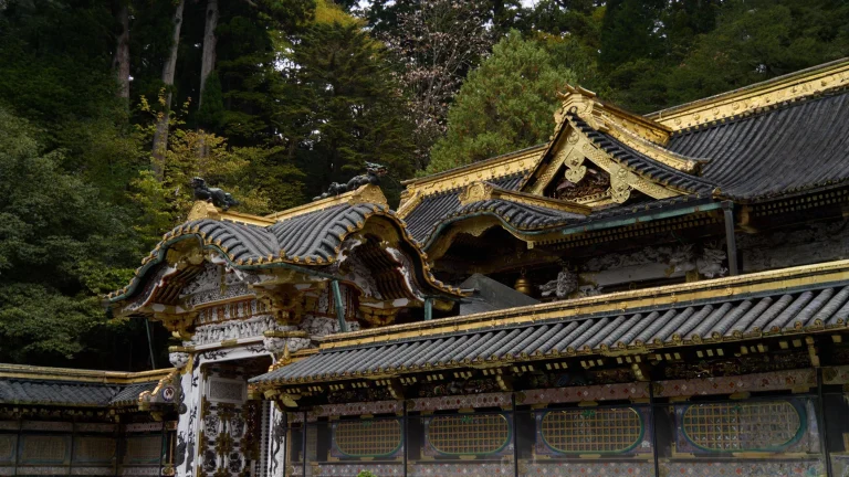 Tosho-gu di Nikko: la colonna capovolta della Porta Yomeimon e il difetto voluto dei Tokugawa