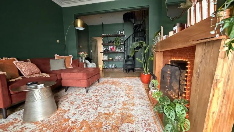 Alzata e pedata scala interna: il soggiorno verde che trasforma una chiocciola ripida nel suo punto di forza