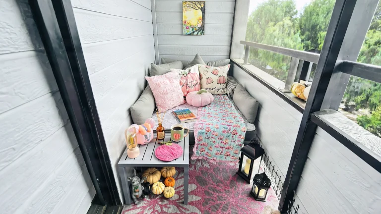 Angolo lettura sul balcone: come viverlo anche in autunno con tessili, luce calda e zucche