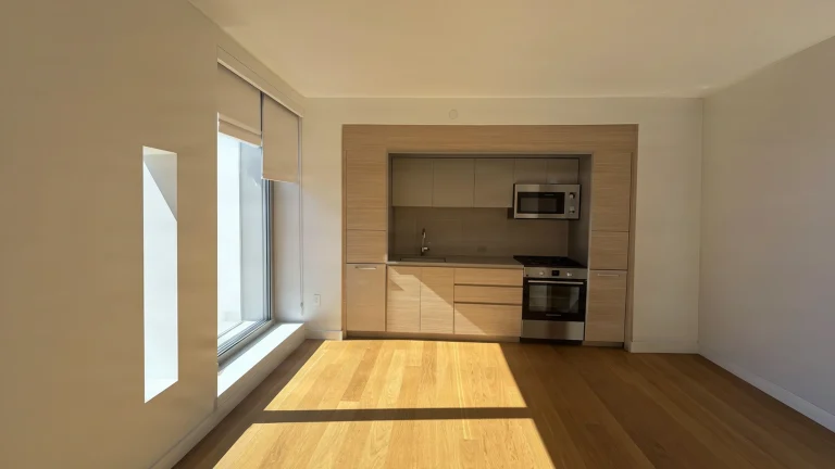 Arredamento balletcore in un monolocale che riparte da zero: legno chiaro, luce piena e rosa cipria dosato