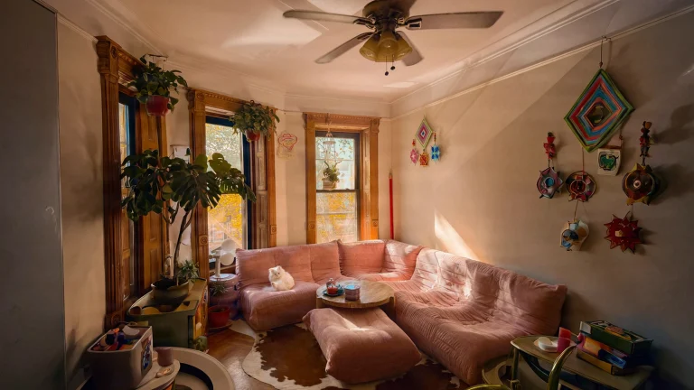 Arredare casa in autunno partendo dalla finestra: il soggiorno che prende i colori dagli alberi