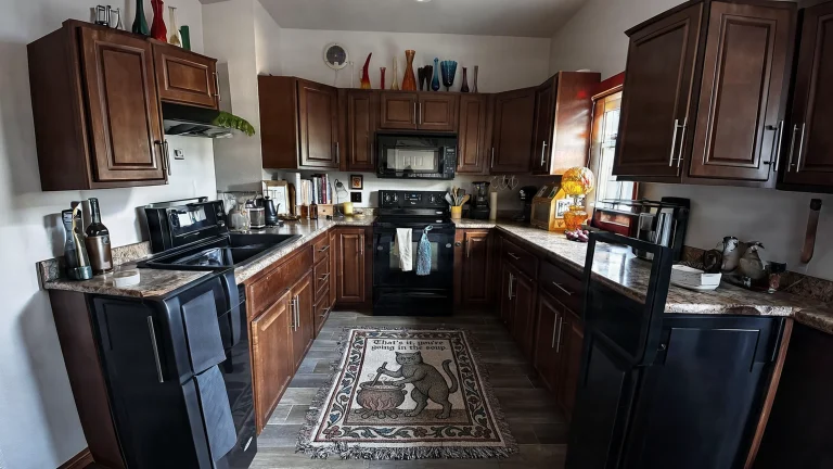 Arredare una cucina anni 90 in legno senza dipingerla: 5 mosse viste in una cucina scura e accogliente