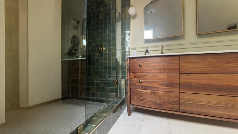 Bagno piccolo senza vasca: zellige verde, ottone e un comò antico trasformato in mobile lavabo