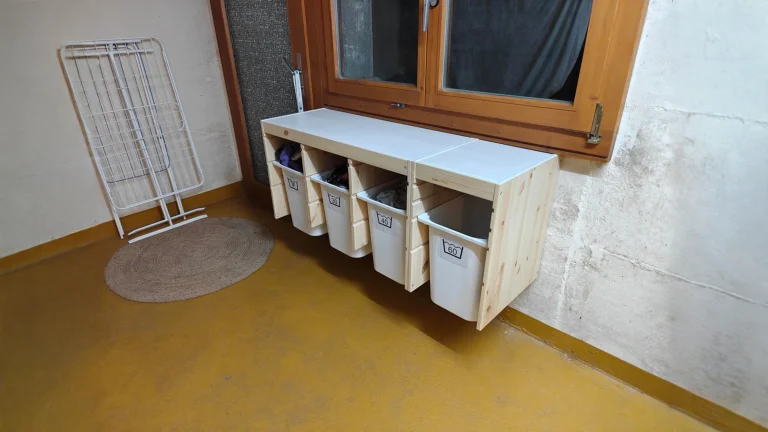 Cesto bucato separato con IKEA TROFAST: le ceste sparse per casa spariscono e la lavatrice parte già divisa