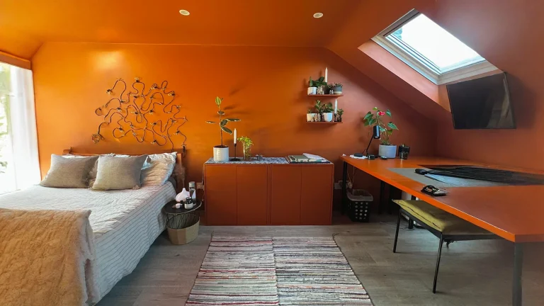 Color drenching terracotta: perché la stanza sembra vuota e i cinque strati che la chiudono