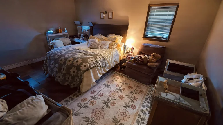 Come far sembrare ordinata la camera da letto: le tre superfici da tenere libere e quelle da riempire