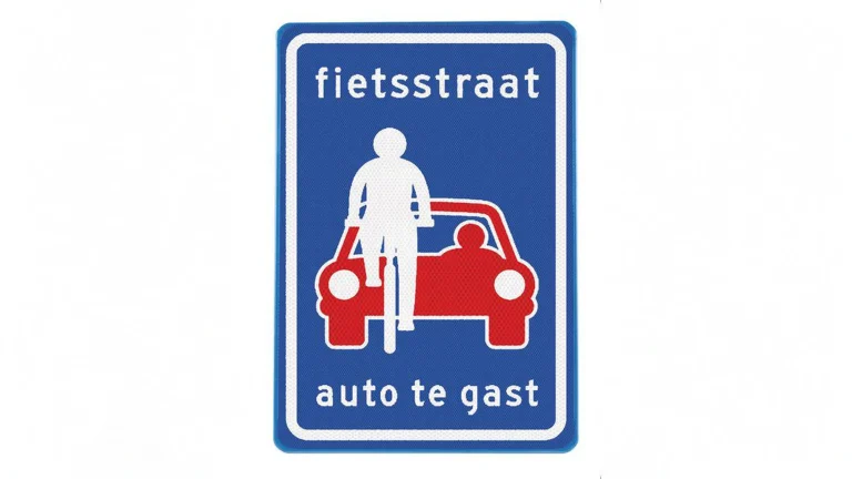 Fietsstraat, la strada ciclabile olandese dove l’auto è ospite: perché funziona l’asfalto rosso e non il cartello