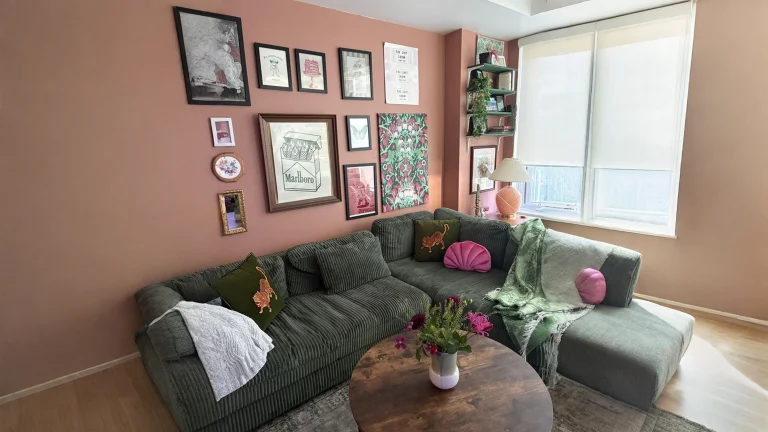 Fiori freschi per arredare casa: come comporre un bouquet che continua la palette della stanza