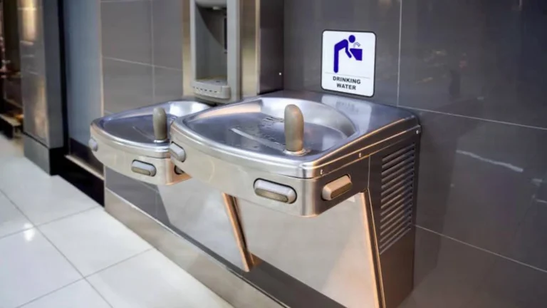 Fontanelle pubbliche design: perché il getto è inclinato e cosa rende davvero usabile un erogatore