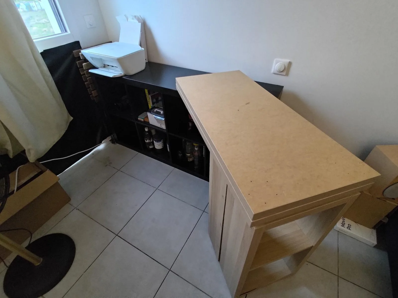 Piano in MDF ribaltato in orizzontale su base KALLAX tagliata, vani aperti sotto