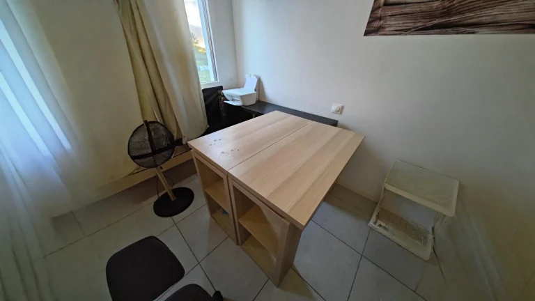 In monolocale il tavolo non ci stava: mezza KALLAX a muro e un piano pieghevole che si apre solo quando serve