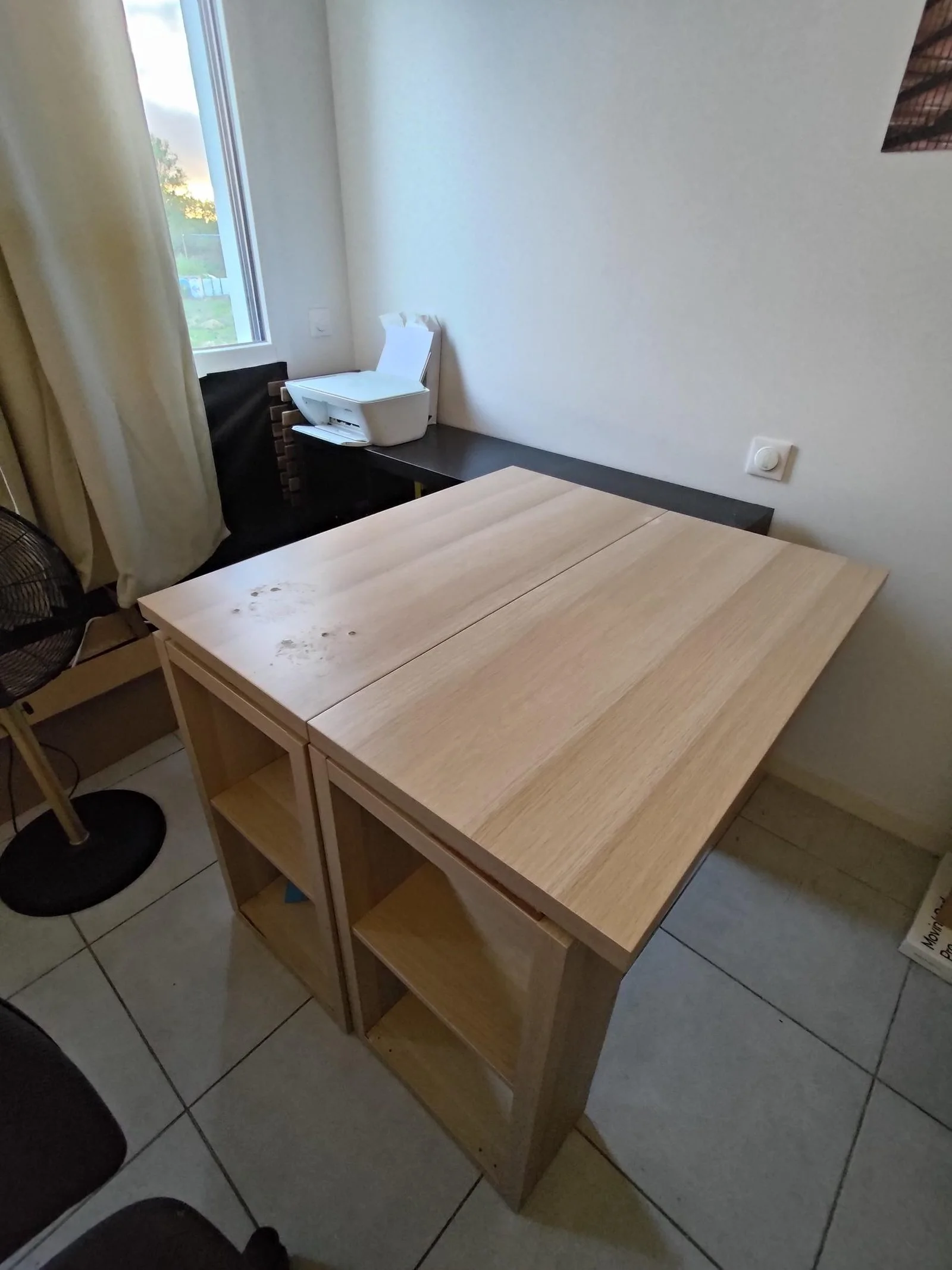 Tavolo aperto a due ante in rovere chiaro su base KALLAX bassa, accanto finestra
