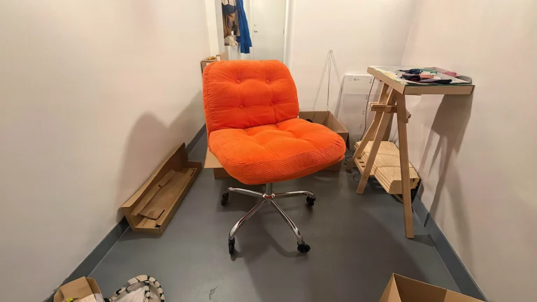 La sedia da ufficio brutta sparisce dal soggiorno: IKEA DYVLINGE diventa sedia da scrivania cambiando base