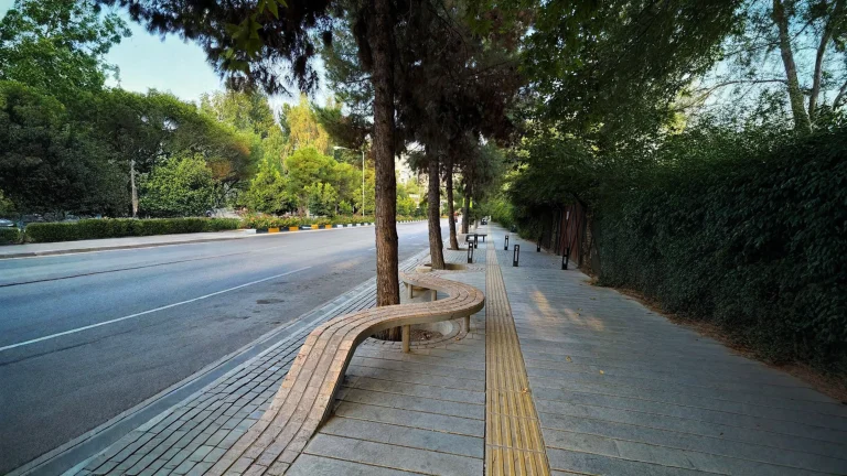 La panchina in mattoni che serpeggia tra i pini: muratura decorativa persiana come arredo urbano