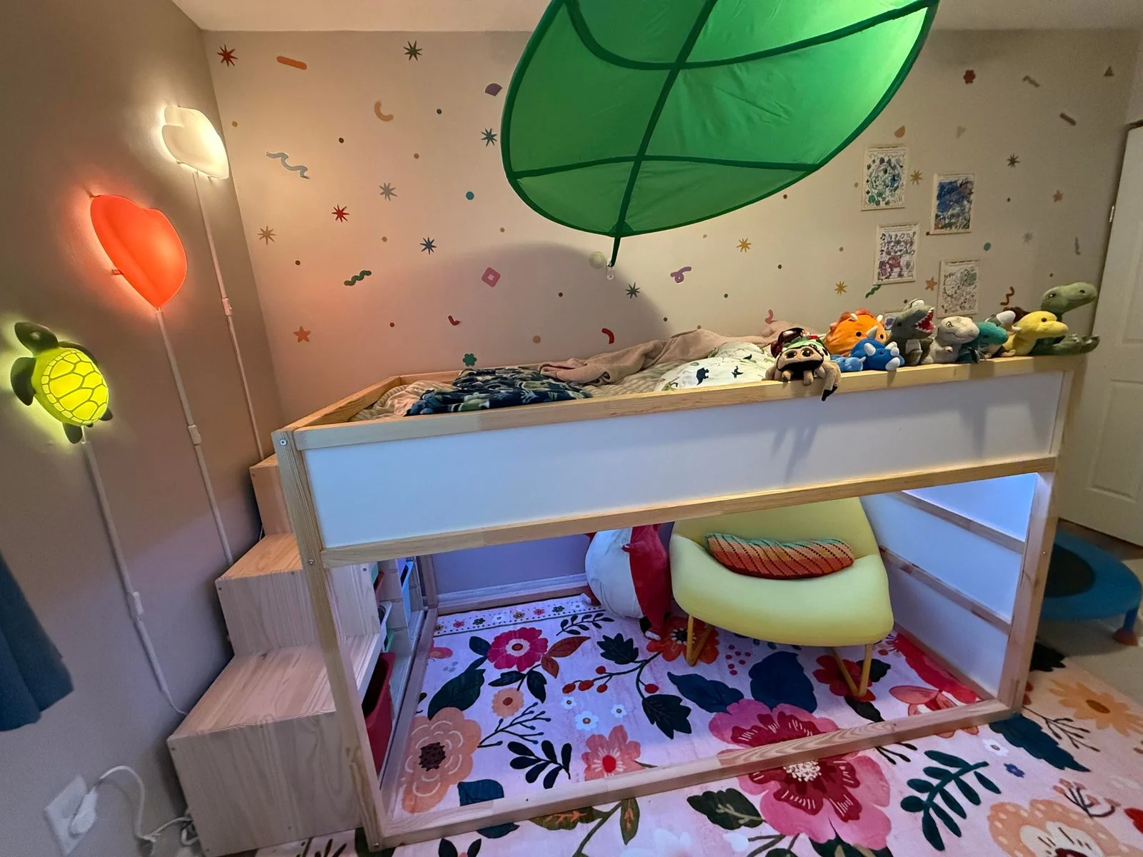 Letto a soppalco IKEA KURA con due mobili TROFAST affiancati che formano una scala a gradini