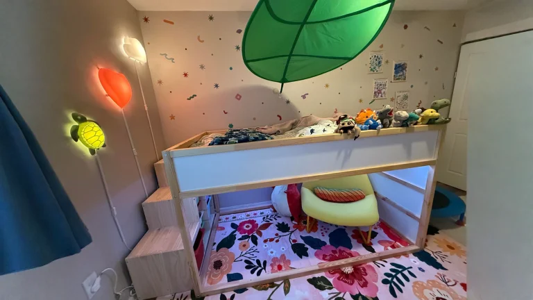 Letto KURA a soppalco con la scala di due TROFAST: il bambino di tre anni scende da solo e i giochi stanno dentro