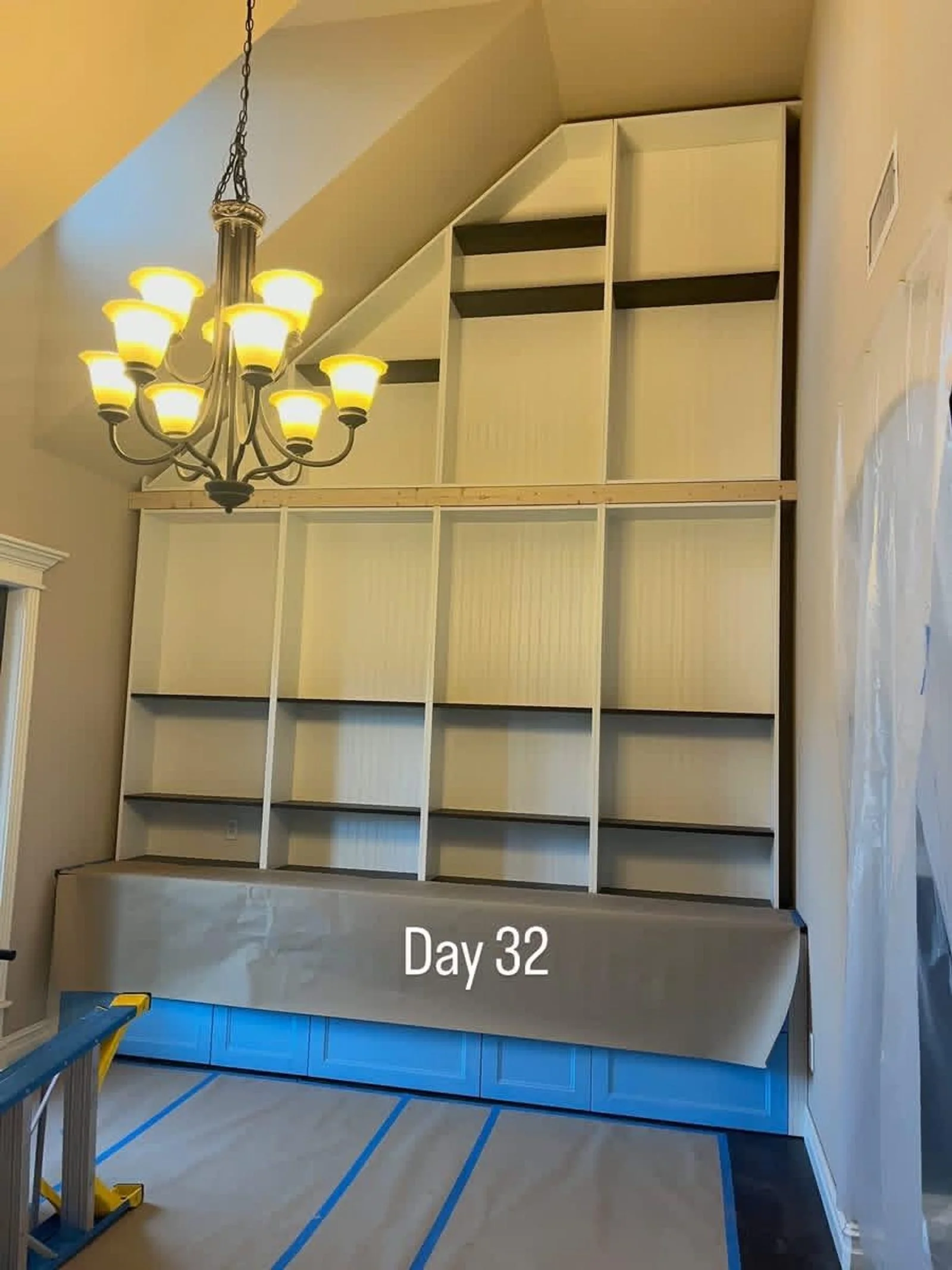 Libreria a due ordini sotto un soffitto inclinato, con traverso in legno di separazione