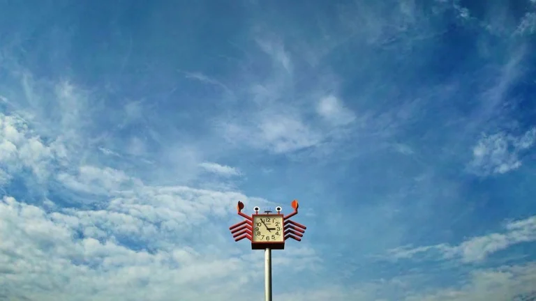 Orologio pubblico design e leggibilità: cosa insegna un granchio rosso affacciato sulla baia di Tokyo