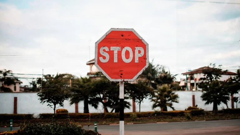 Perché il segnale di stop è ottagonale: la forma che si riconosce anche al buio e da dietro