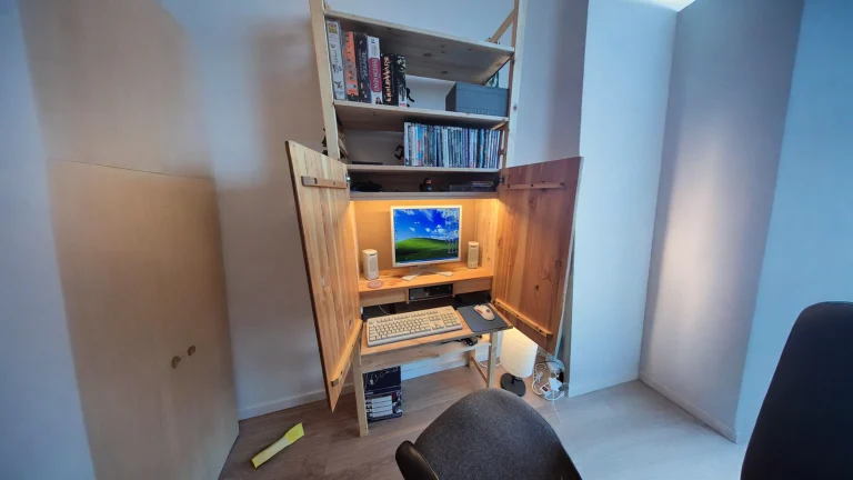 Postazione PC a scomparsa con IKEA IVAR: chiudi due ante e computer, cavi e tastiera spariscono
