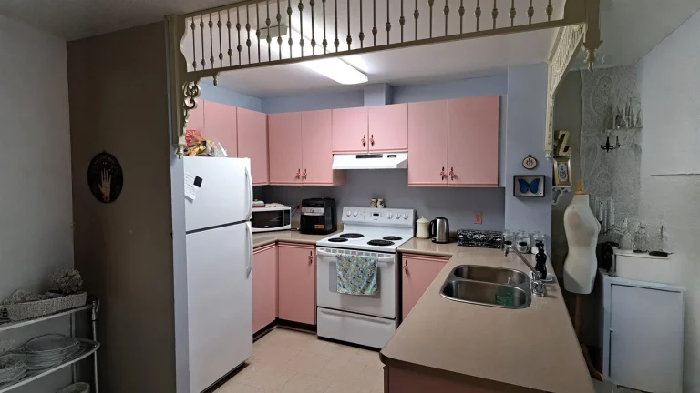 Rinnovare cucina in affitto: il piano di lavoro beige detta la palette (e qui funziona)