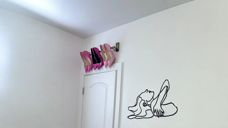 Scarpe esposte sopra la porta: la camera che cambia abito, dal rosa alla stampa leopardata in arredamento