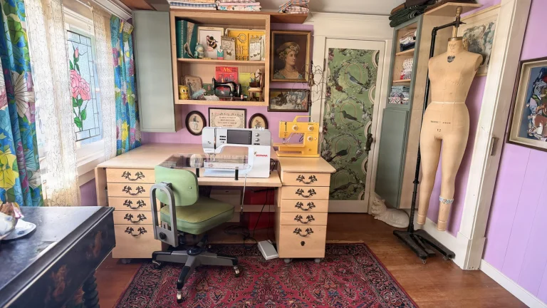 Stanza cucito vintage: come organizzare il laboratorio creativo in casa, anche in mansarda, con mobili usati