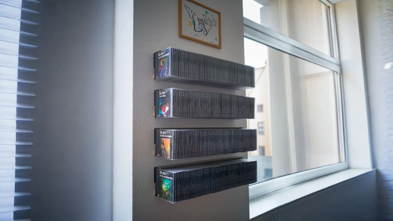 Storia del jewel case CD: perché quella scatoletta da 142 mm funziona anche appesa al muro