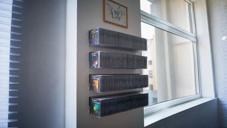Storia del jewel case CD: perché quella scatoletta da 142 mm funziona anche appesa al muro